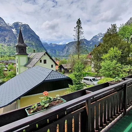 Am Hallstattersee Im Sarstein *